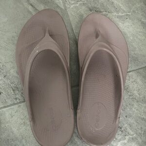 OOFOS Oolala Stardust Sandals Flip Flops size 9
